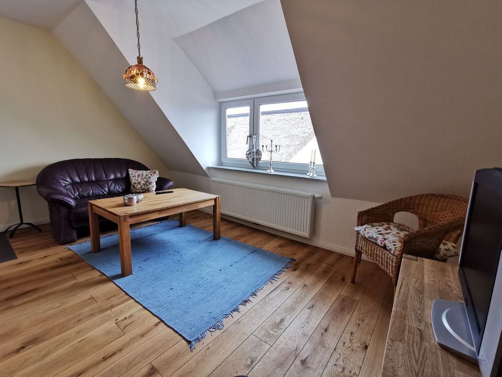Wohnzimmer mit Couch und TV (OG)