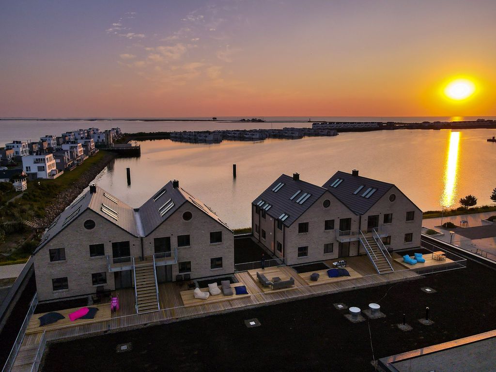 Blick auf die Rootop Garden Apartment im Ostseeresort Olpenitz - Abendstimmung.