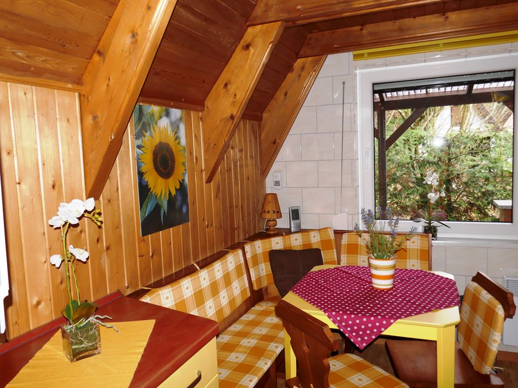 Wohnzimmer mit offener Küche