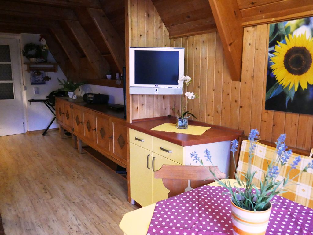 Wohnzimmer mit offener Küche