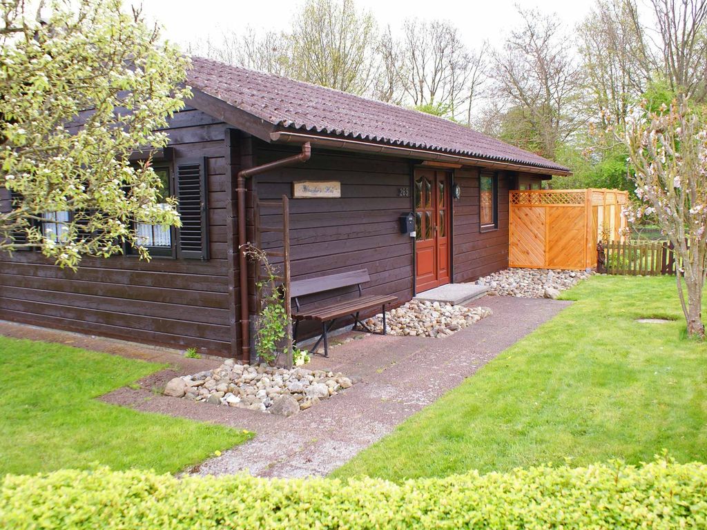 Blockhaus mit Zaun in Strandnähe