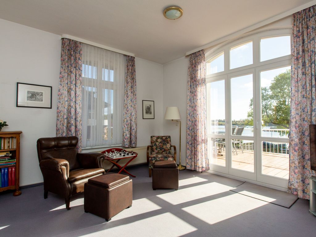 Wohnzimmer mit Sesseln