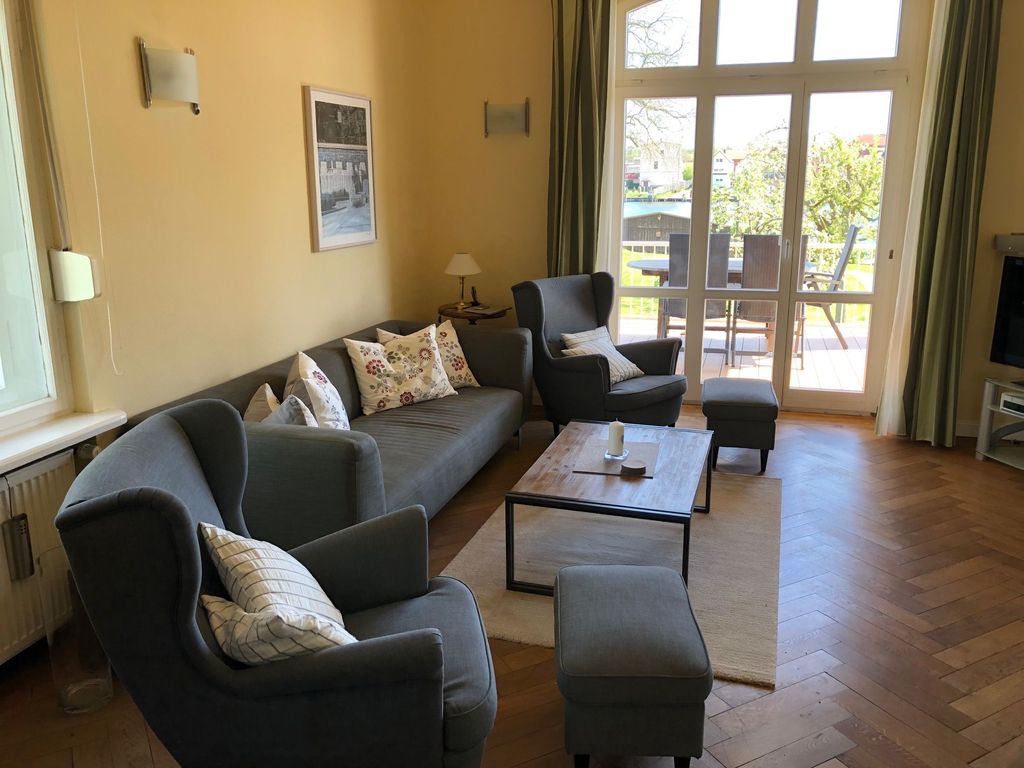 Wohnzimmer mit Blick auf die Terrasse