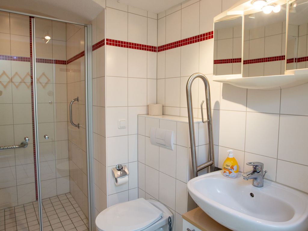 Bad WC mit Haltegriff und ebenerdiger Dusche