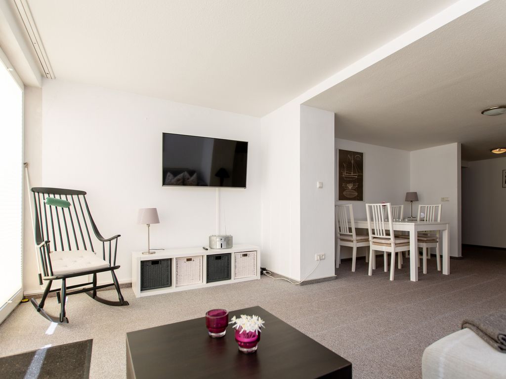 Wohnzimmer mit TV und Essbereich