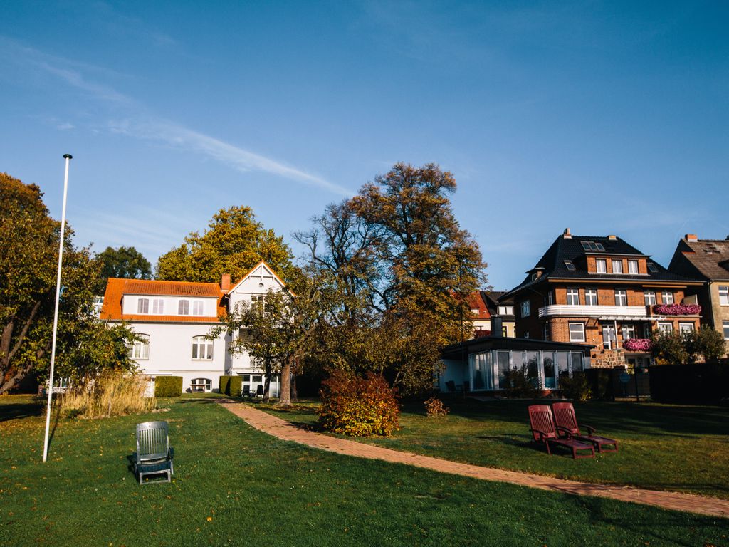 Ansicht Villa mit Weg vom See