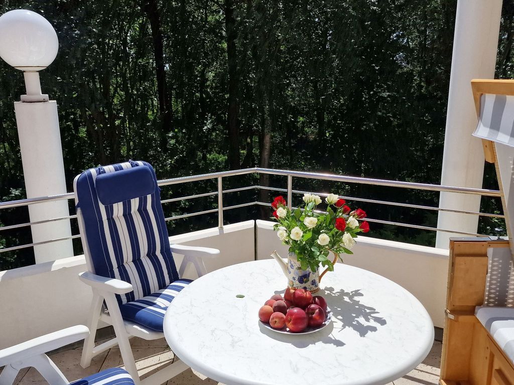 Balkon mit Strandkorb und Blick zum Kurwald.