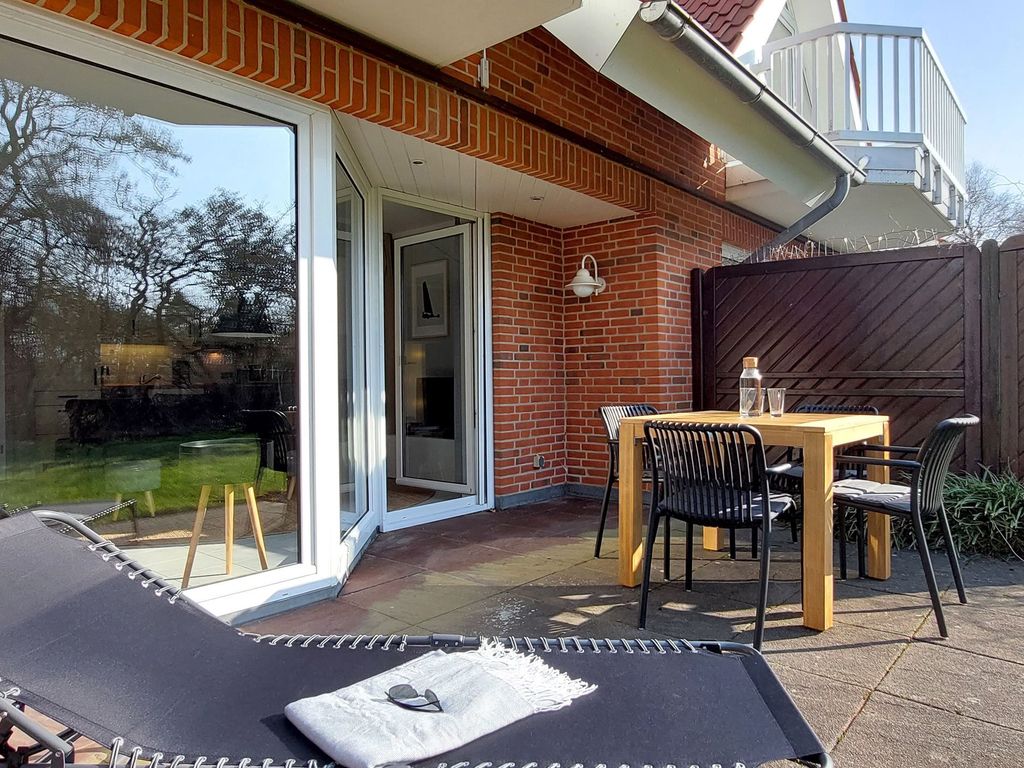 Terrasse mit Gartenmöbeln