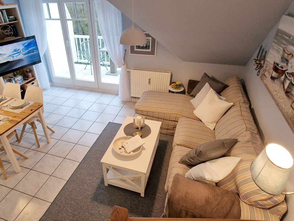 gemütliches Sofa & Esstisch