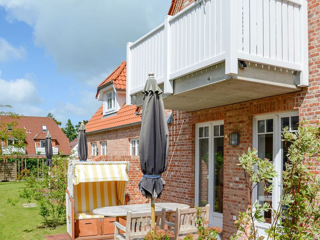 Ansicht vom Garten auf den Balkon