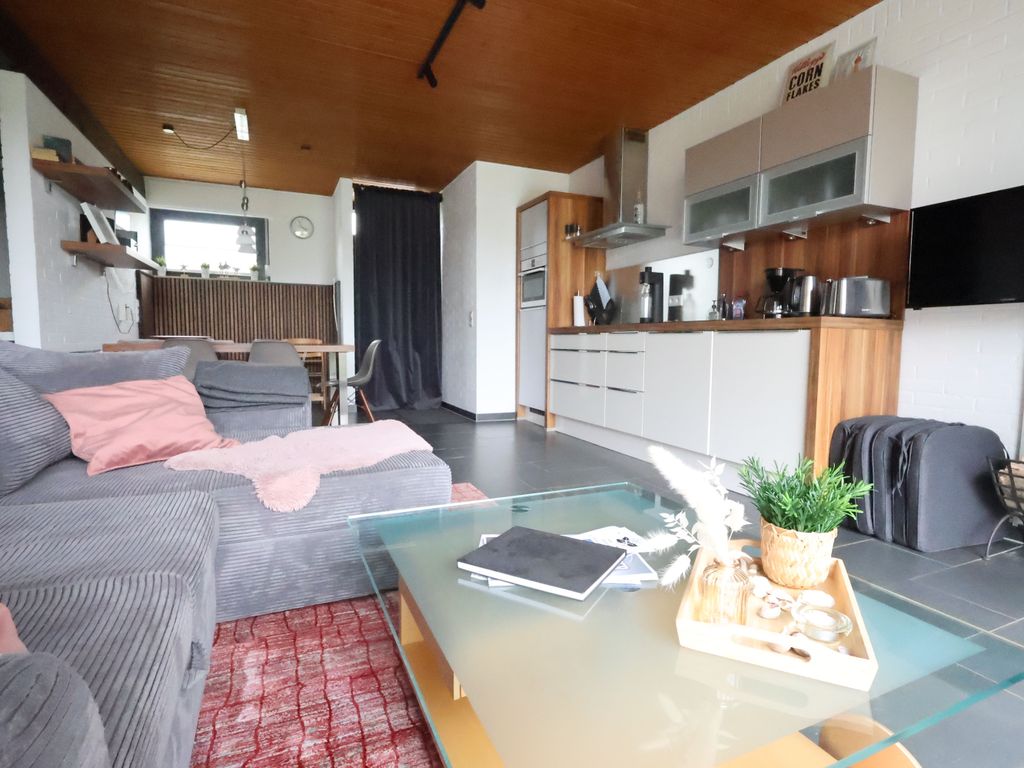Ein großes Sofa wartet auf seine Gäste.