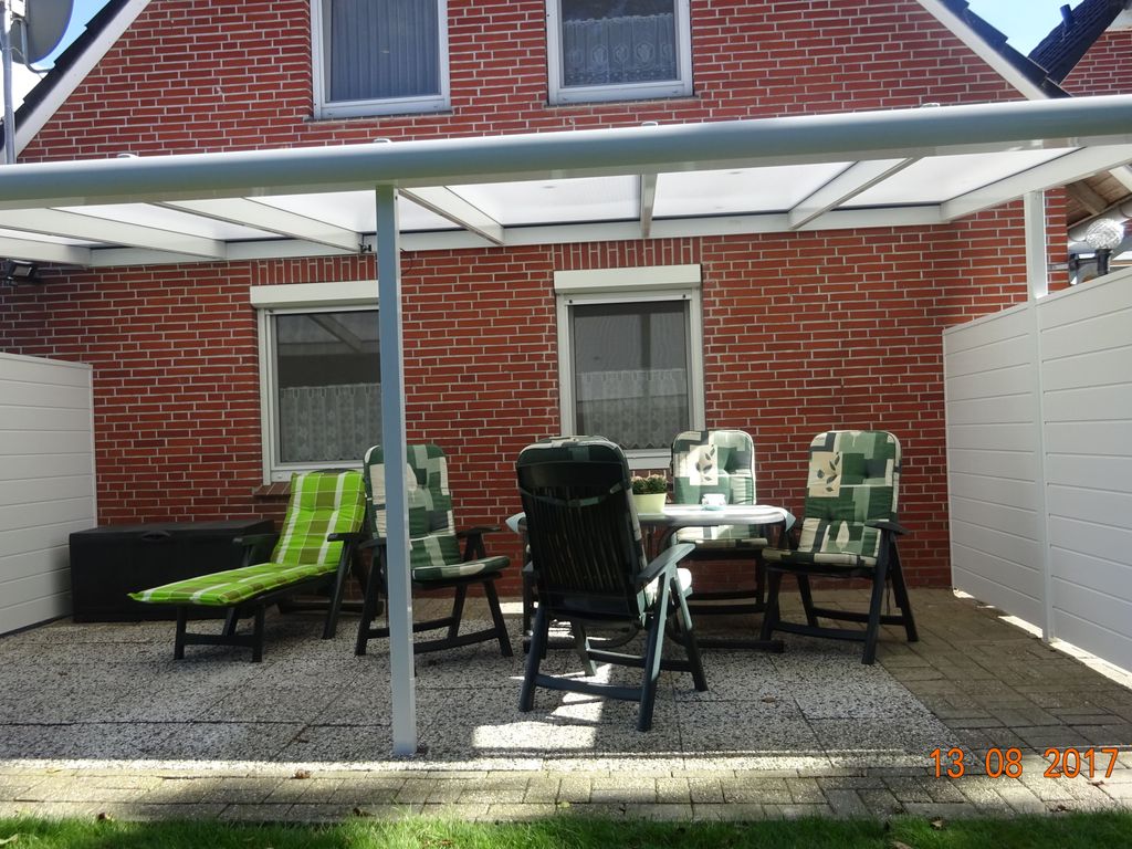 Terrasse mit Gartenmöbeln
