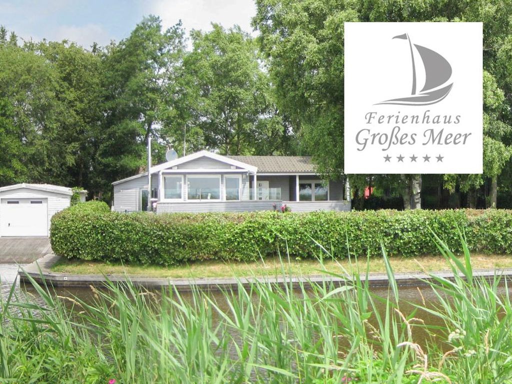 Charmantes Ferienhaus direkt am Wasser mit gepflegtem Garten, Bootsanleger und moderner Veranda  ideal für entspannte Urlaubstage in Ostfriesland.