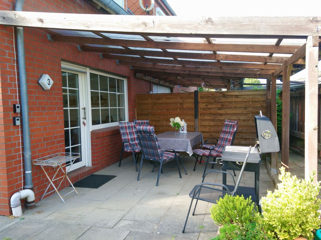 Überdachte Terrasse mit Holzkohlegrill