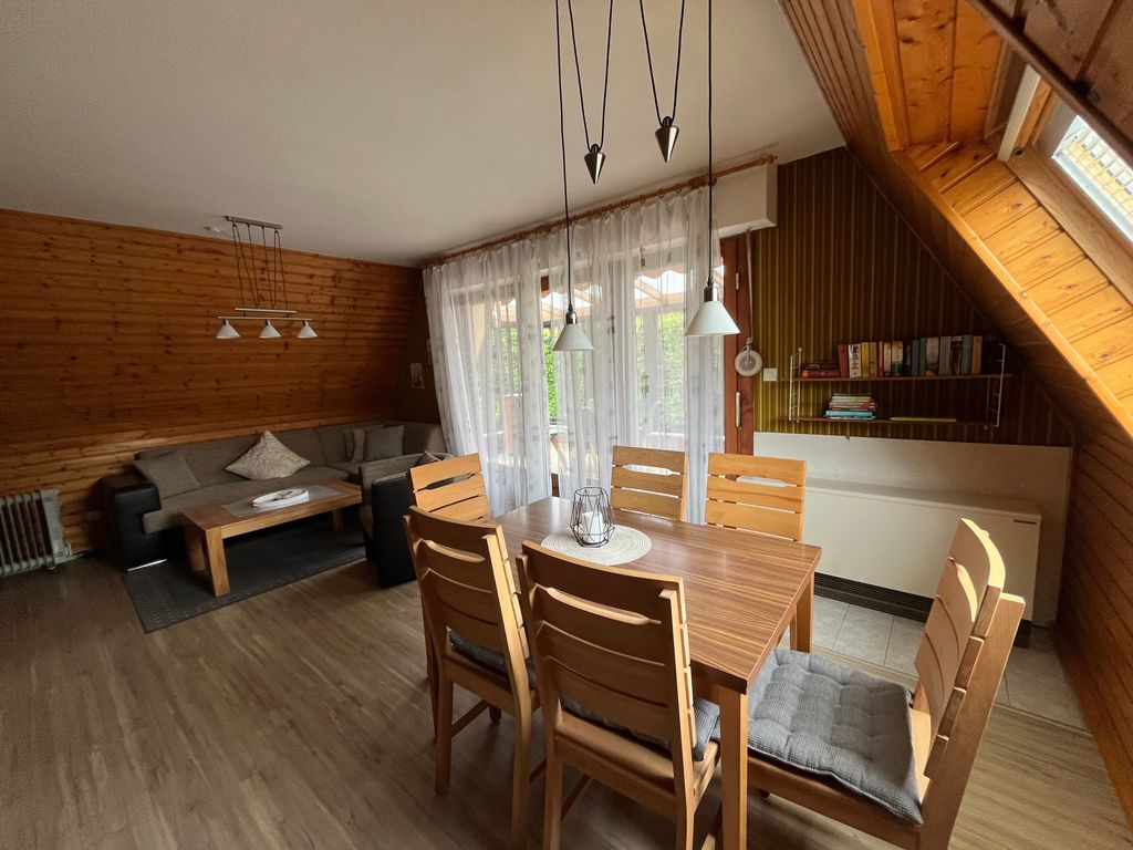 Wohnzimmer mit Schlafsofa