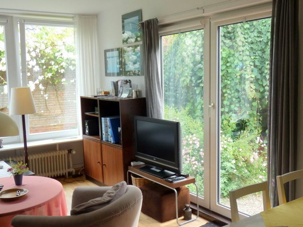 Ferienhaus Tita, Wohnzimersitzecke mit Blick auf Fernseher und Gartenterrasse