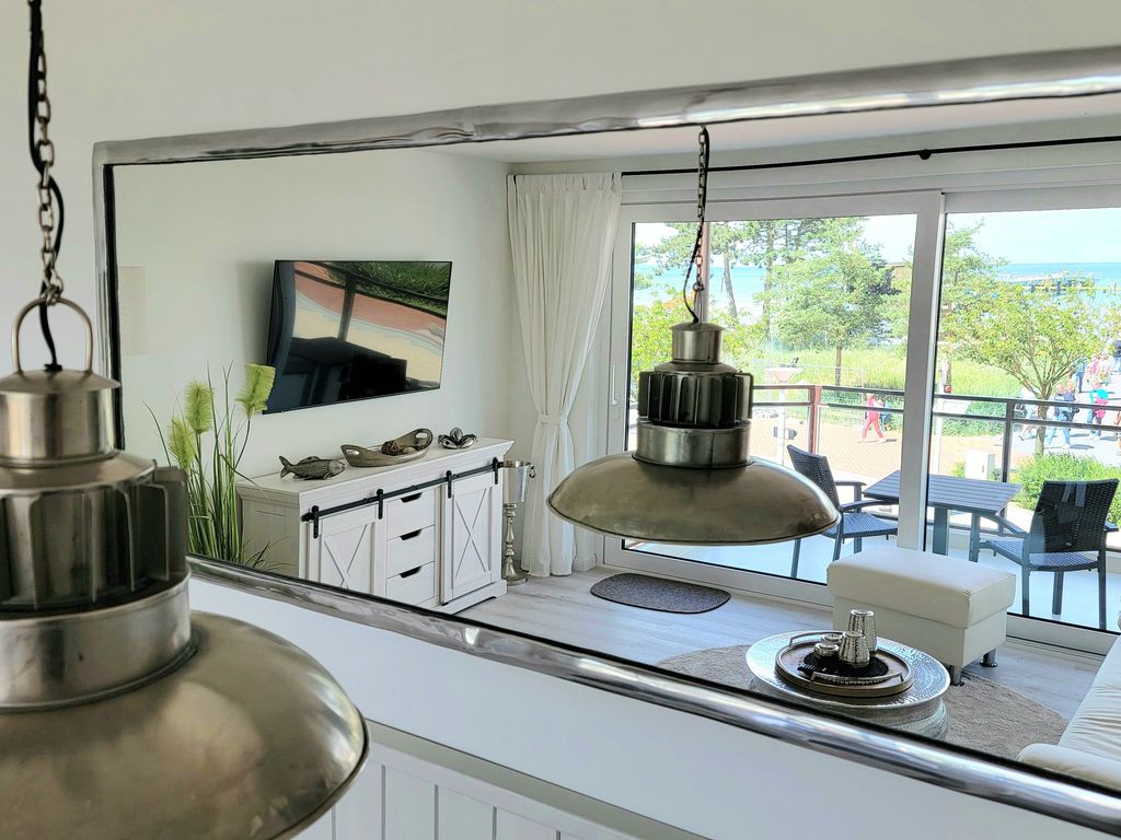 Wohnzimmer, durch den Esstischspiegel  die Ostsee beobachten