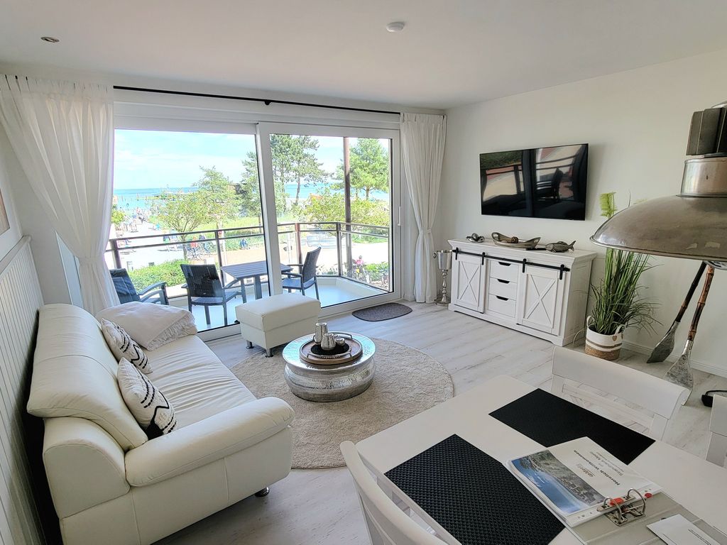 Wohnzimmer mit Balkon Nr. 1 und Ostseeblick