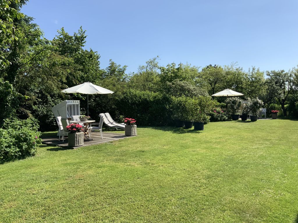 Schroeders Haus in Kampen auf Sylt – Gartengrundstück mit Strandkörben und Sonnenschirmen