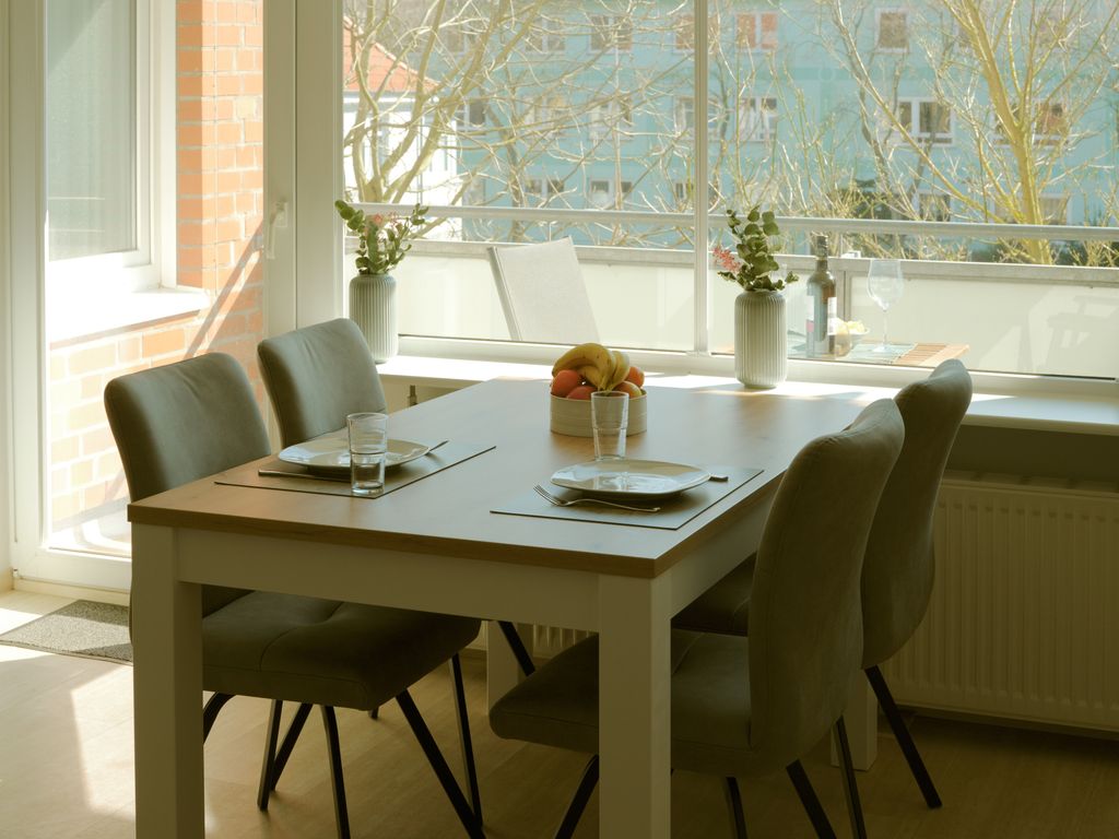 Neu möblierte Essecke mit Blick auf großem Balkon