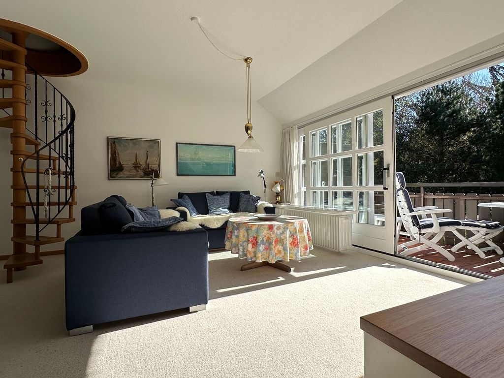 helles Wohnzimmer mit Ausgang zum Balkon