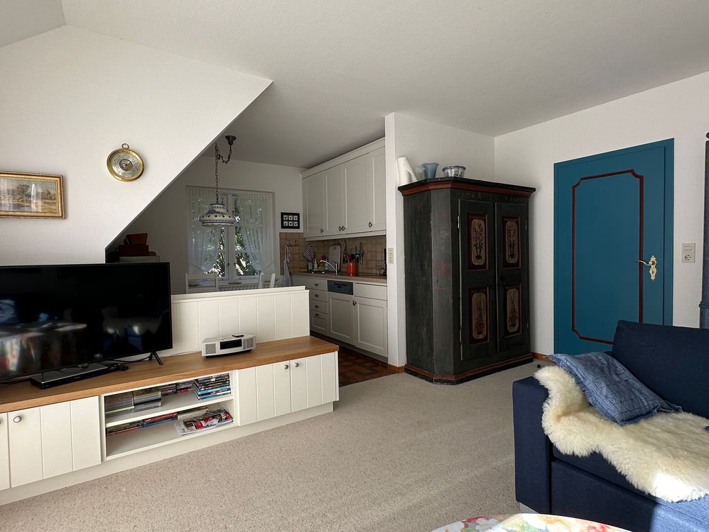 Blick zum Küchenbereich mit Flat-TV