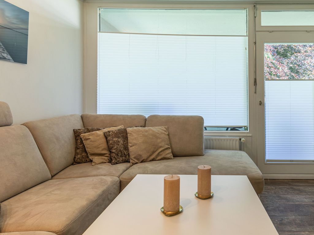 Gemütliche Sofaecke mit Couchtisch