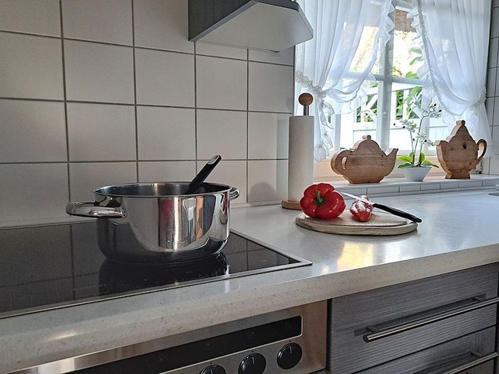 Geschirrspüler und Waschmaschine stehen zur Nutzung bereit.