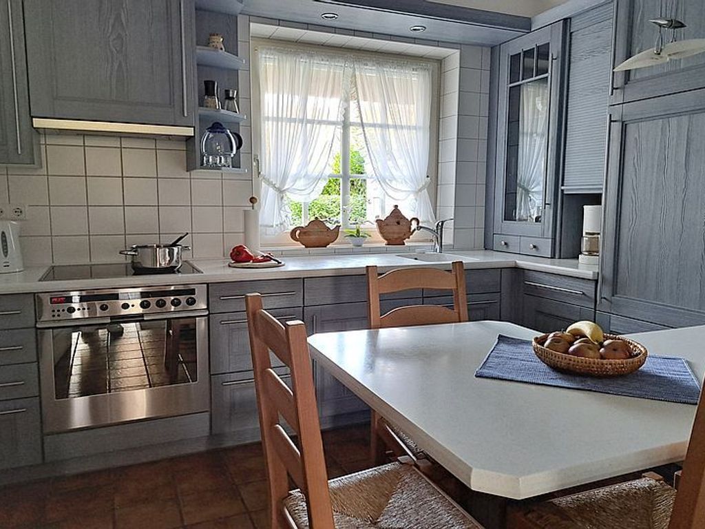Im Erdgeschoß des Hauses befindet sich die Küche mit Eßplatz, alles ist sehr funktional auf kleiner Fläche durchdacht ausgestattet.