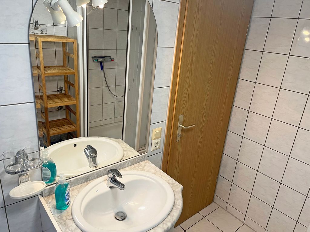 Waschtisch mit Dusche im Spiegel