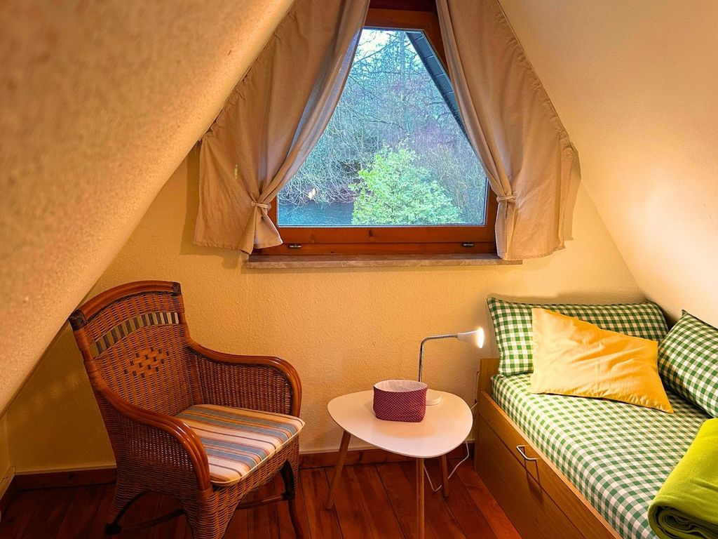 Sitzecke im Dachgeschoss mit Gartenblick