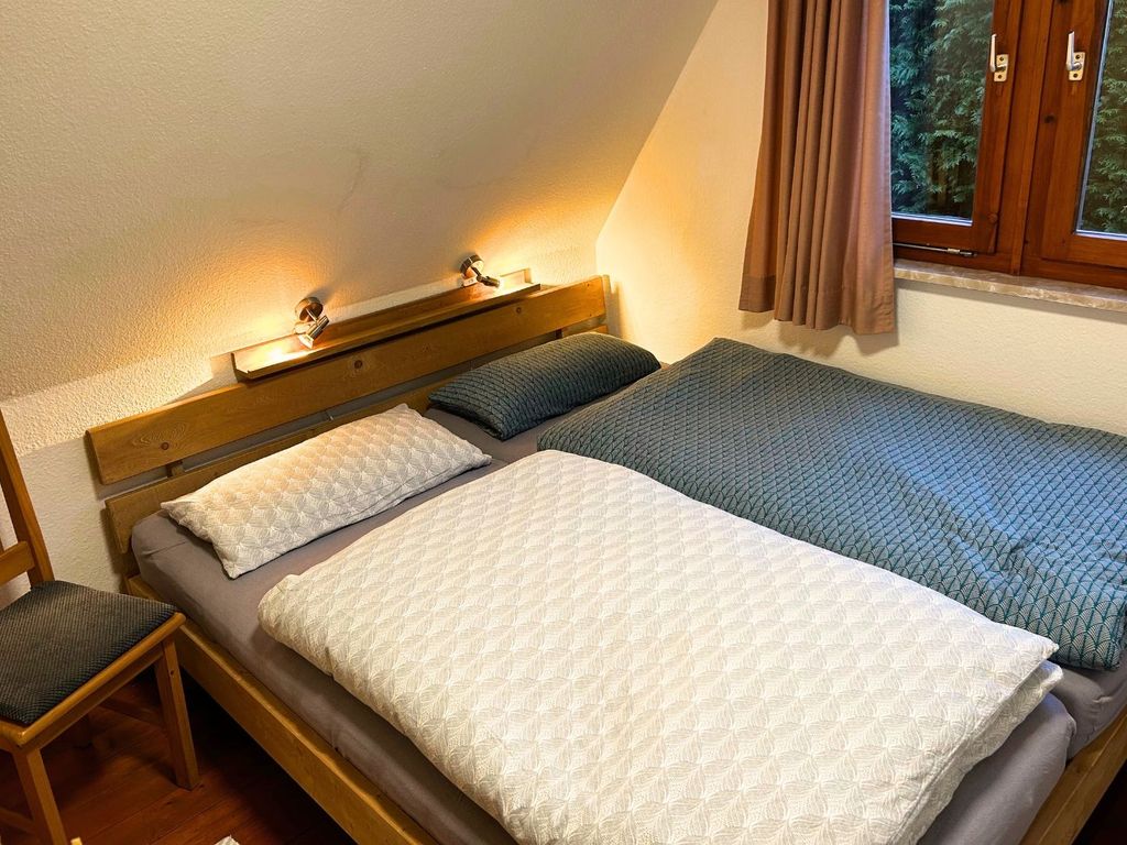 Schlafzimmer im Erdgeschoss mit Doppelbett