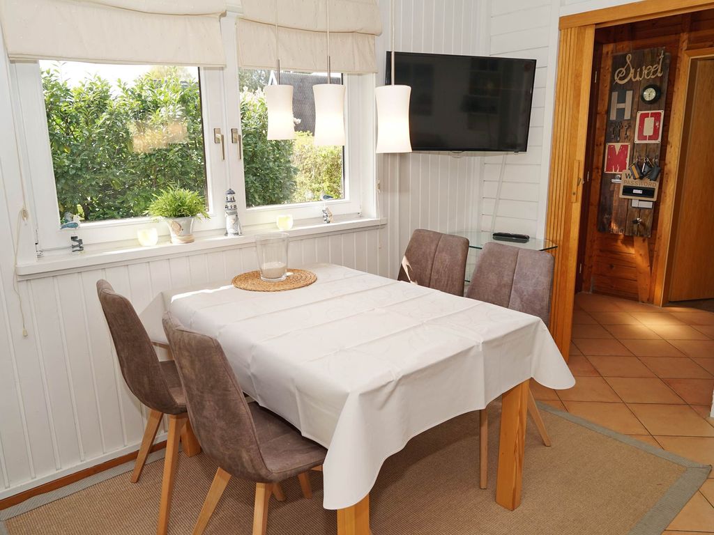 Esstisch und TV im Wohnzimmer