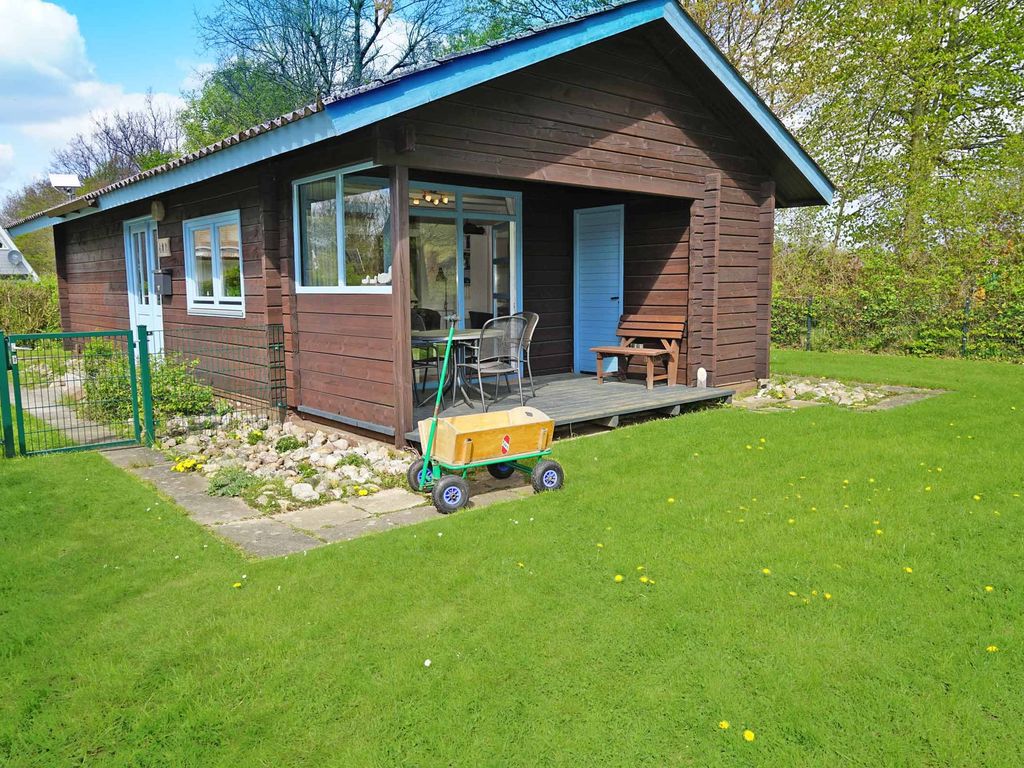Blockhaus mit Zaun und grossem Grundstück
