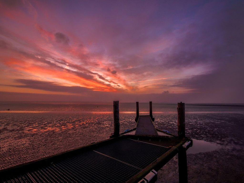 Sonnenuntergang am Wasser