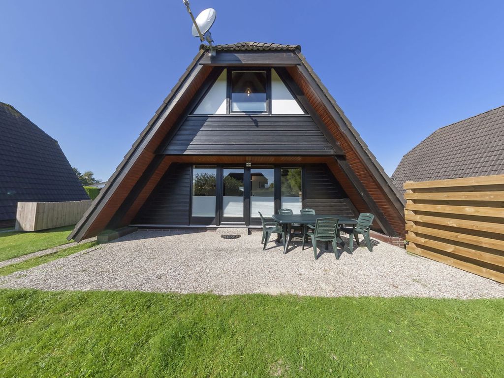 Hausansicht und Terrasse
