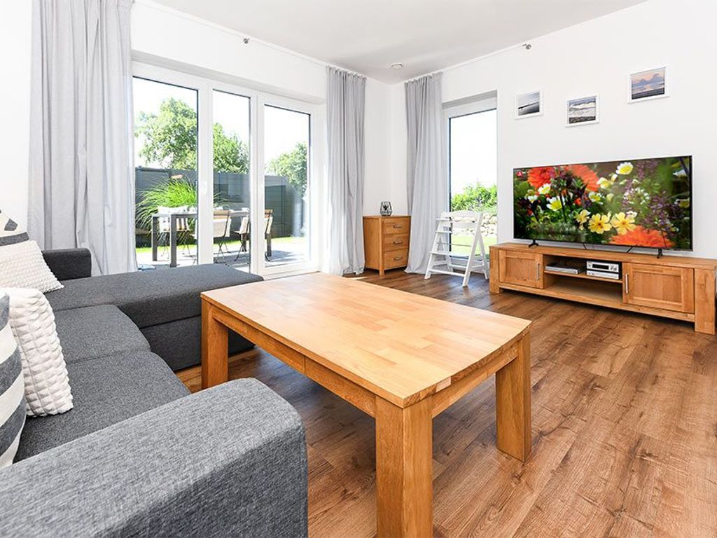 Wohnzimmer mit Essplatz und integrierter Küche