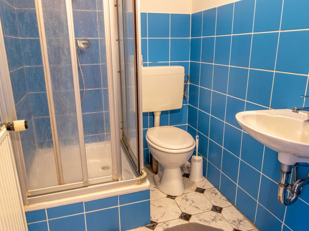 Bad mit Dusche und WC
