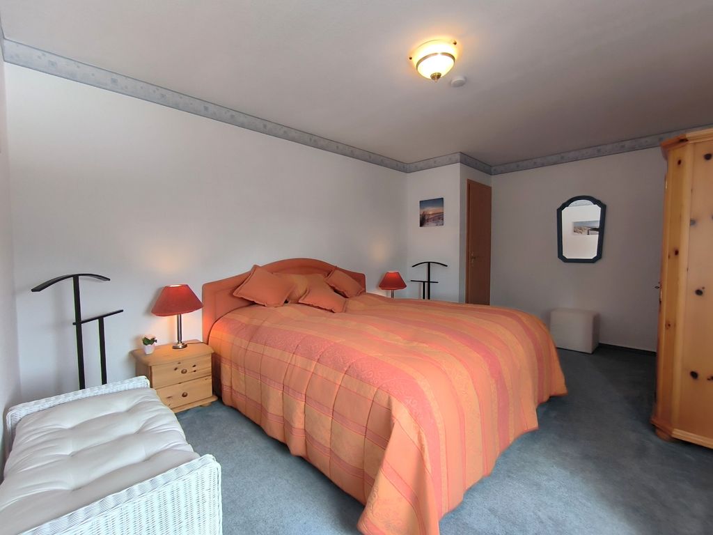 Schlafzimmer mit Doppelbett im OG