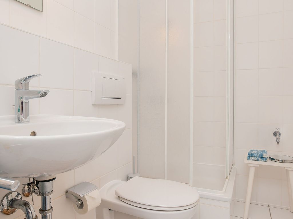 Badezimmer mit WC und Dusche