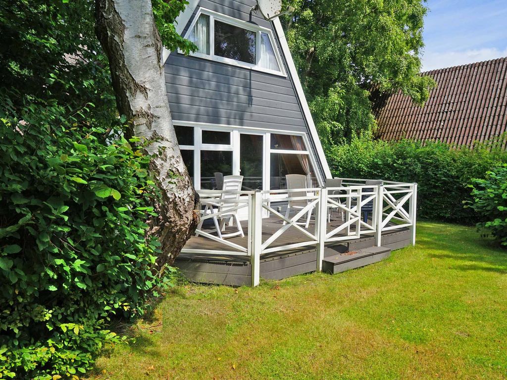 Zeltdachhaus mit grosser Terrasse in Strandnähe