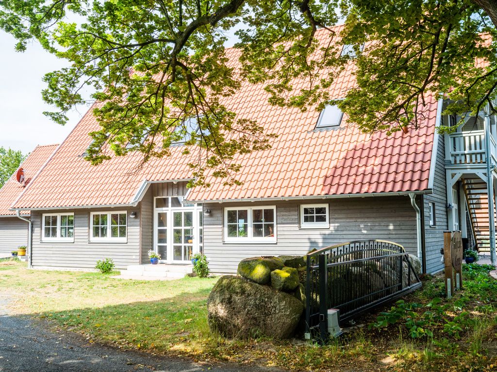 Blick auf den Hof mit Hofcafè, Bauernhof und Biohof