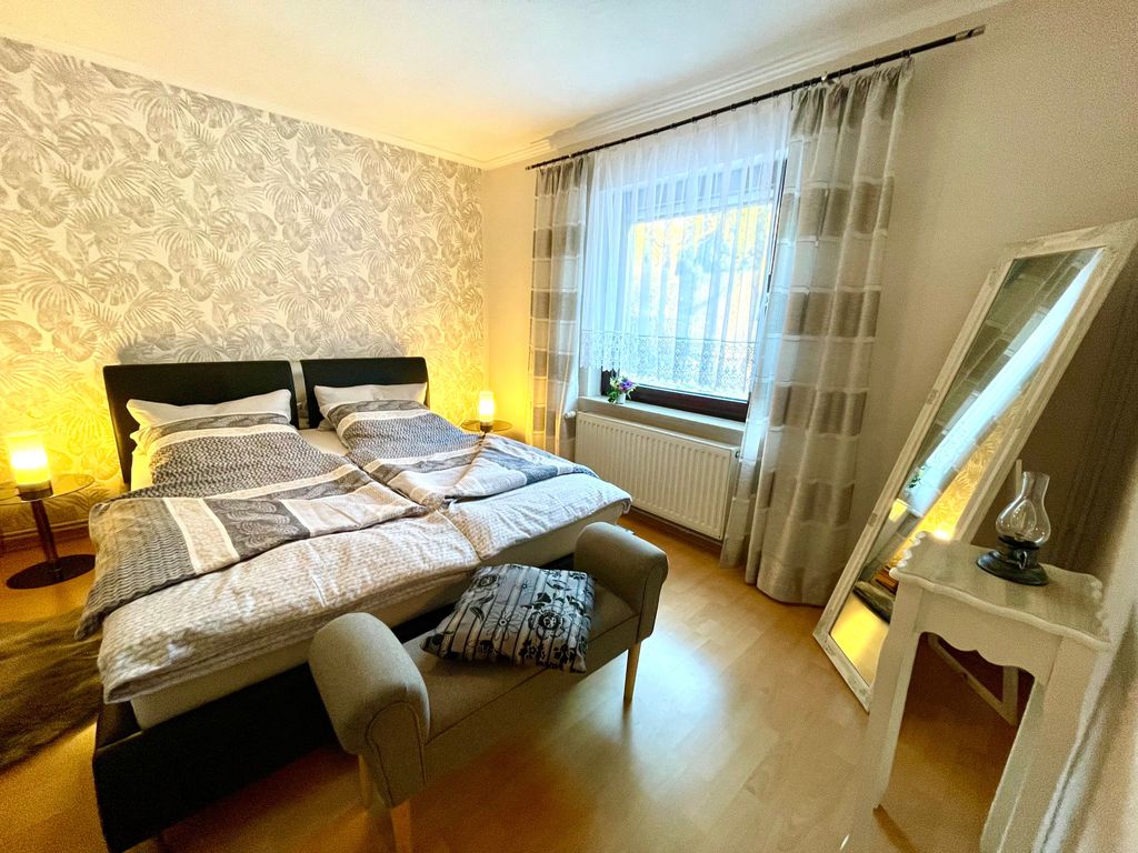 Schlafzimmer mit Doppelbett