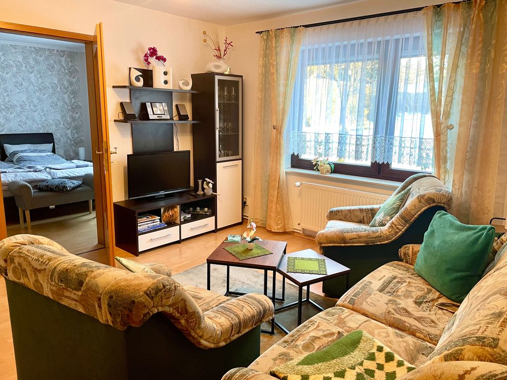 Wohnzimmer mit angrenzendem Schlafzimmer