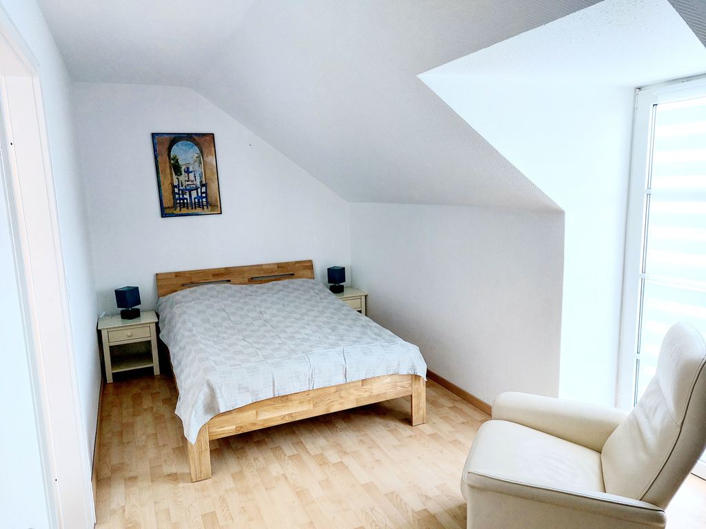 Französisches Doppelbett im Schlafzimmer