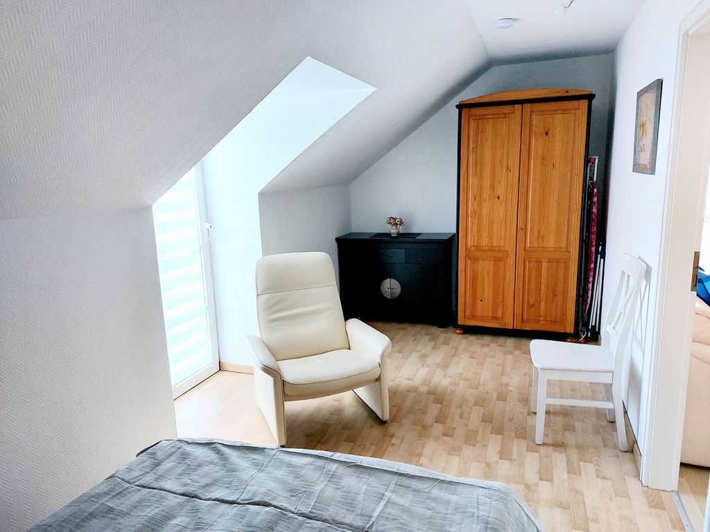 Kleiderschrank im Schlafzimmer - hier ist auch Platz, um ein Kinderbettchen zu stellen