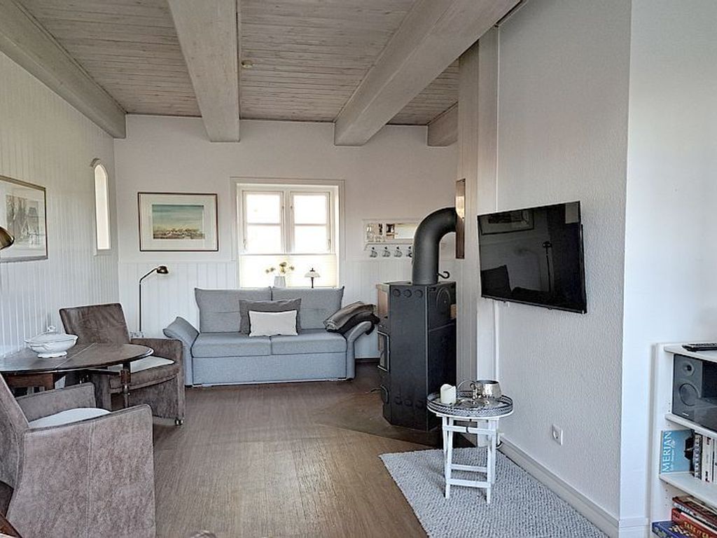 Vom Flur aus gelangen Sie direkt ins Wohnzimmer mit offener Küche und Eßplatz..