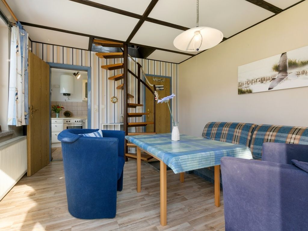 Wohnzimmer mit Wendeltreppe ins Obergeschoss