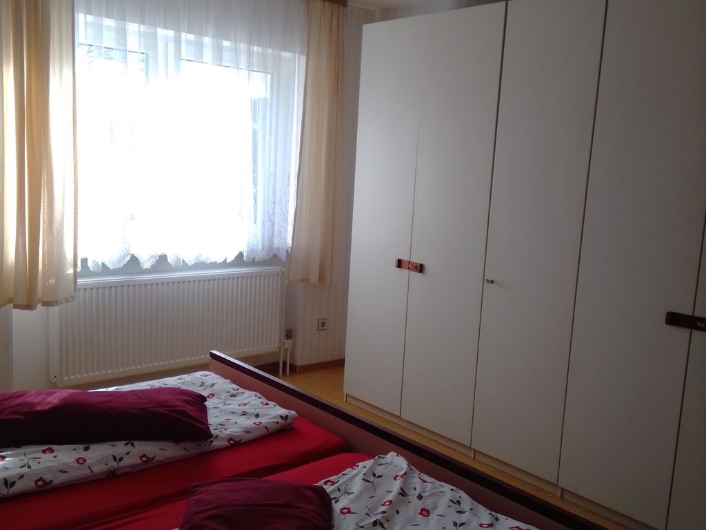 Schlafzimmer mit großem geräumigen Schrank