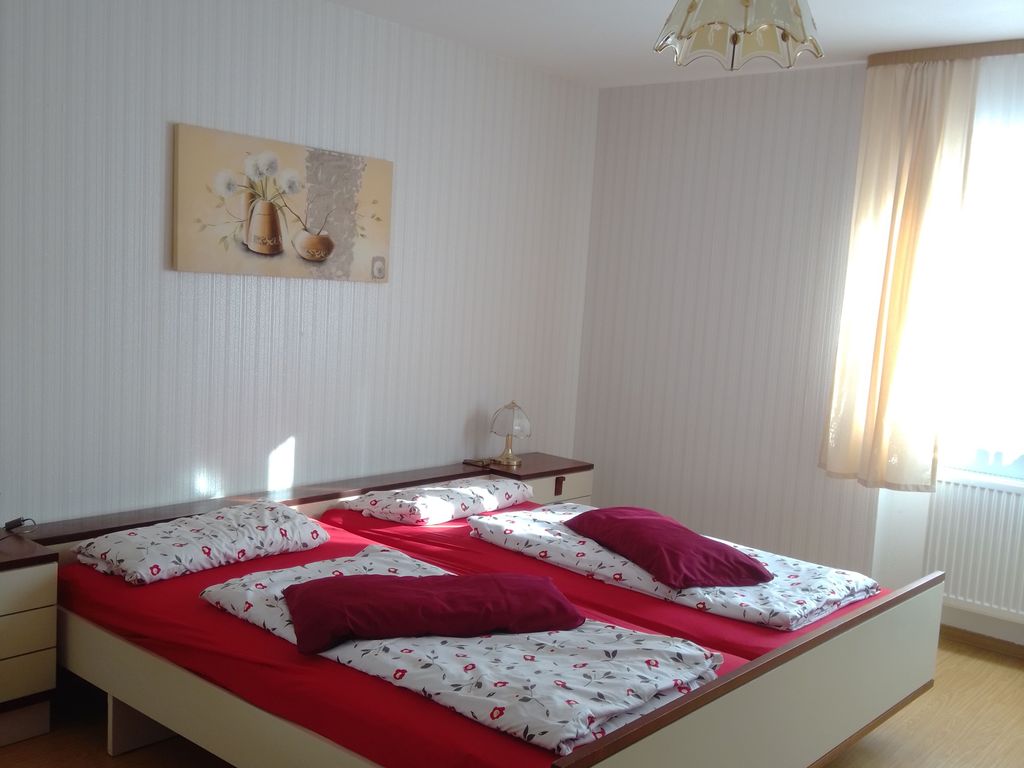 Schlafzimmer mit Doppelbett 2 x 2 m